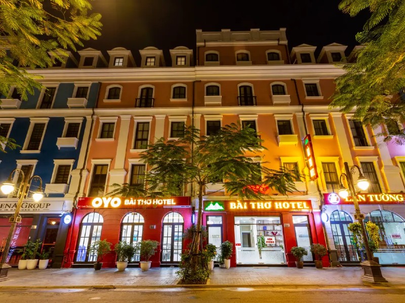 Bài Thơ Mountain Hotel