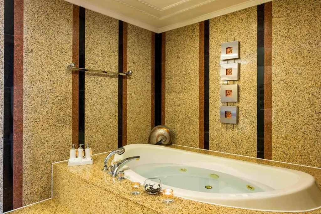 Renaissance Riverside Hotel Saigon gallery image