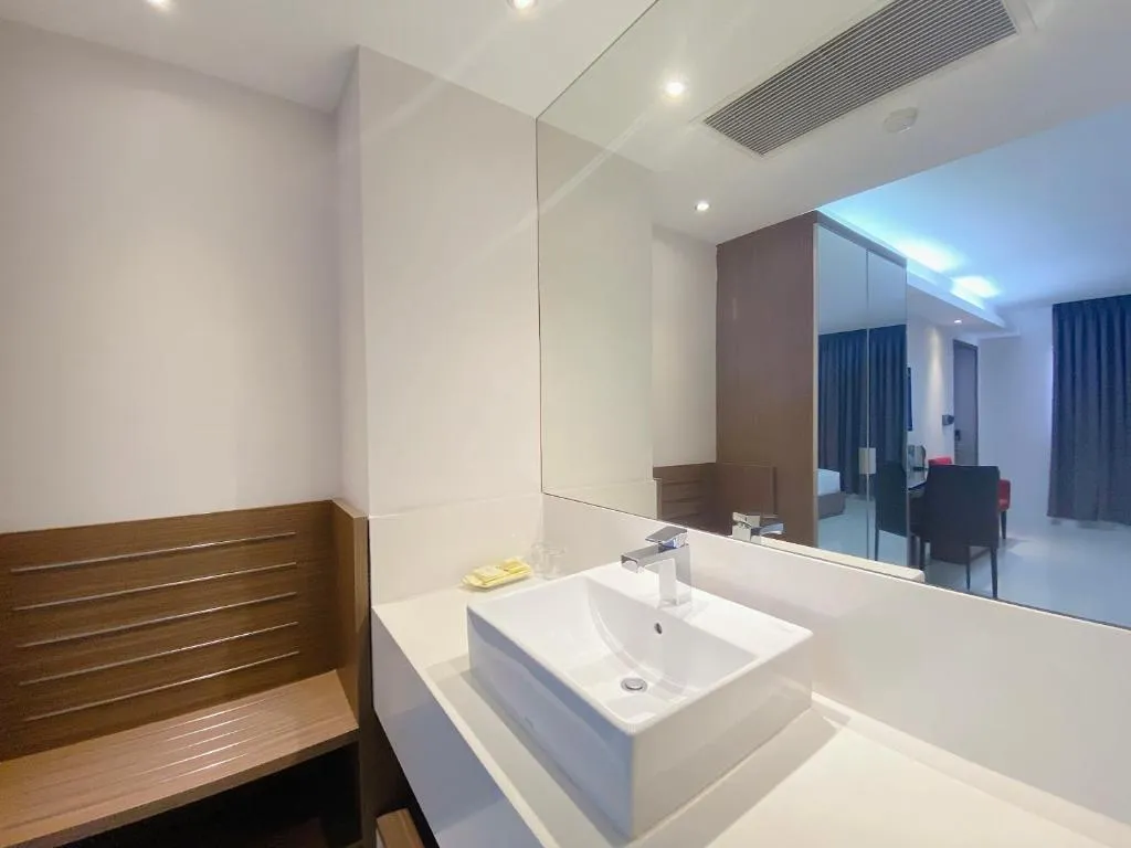 The Luxe Hotel gallery image