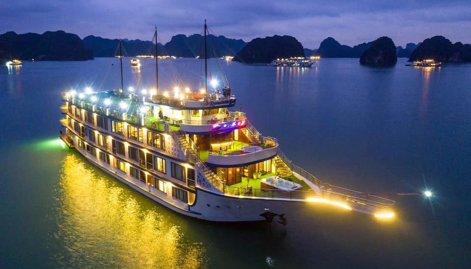 Oasis Bay Party Cruise gallery image