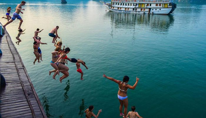 Oasis Bay Party Cruise gallery image