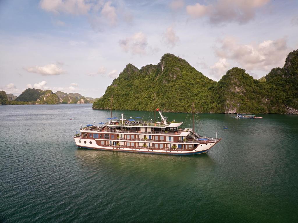 Rosa Cruise gallery image