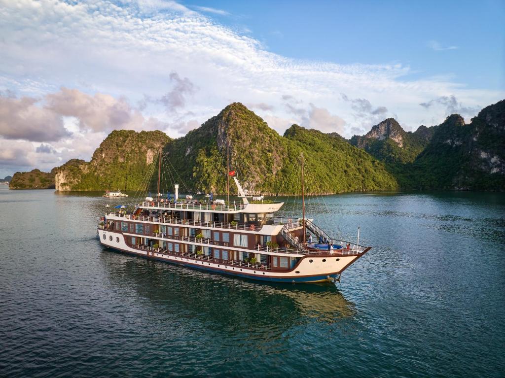Rosa Cruise gallery image